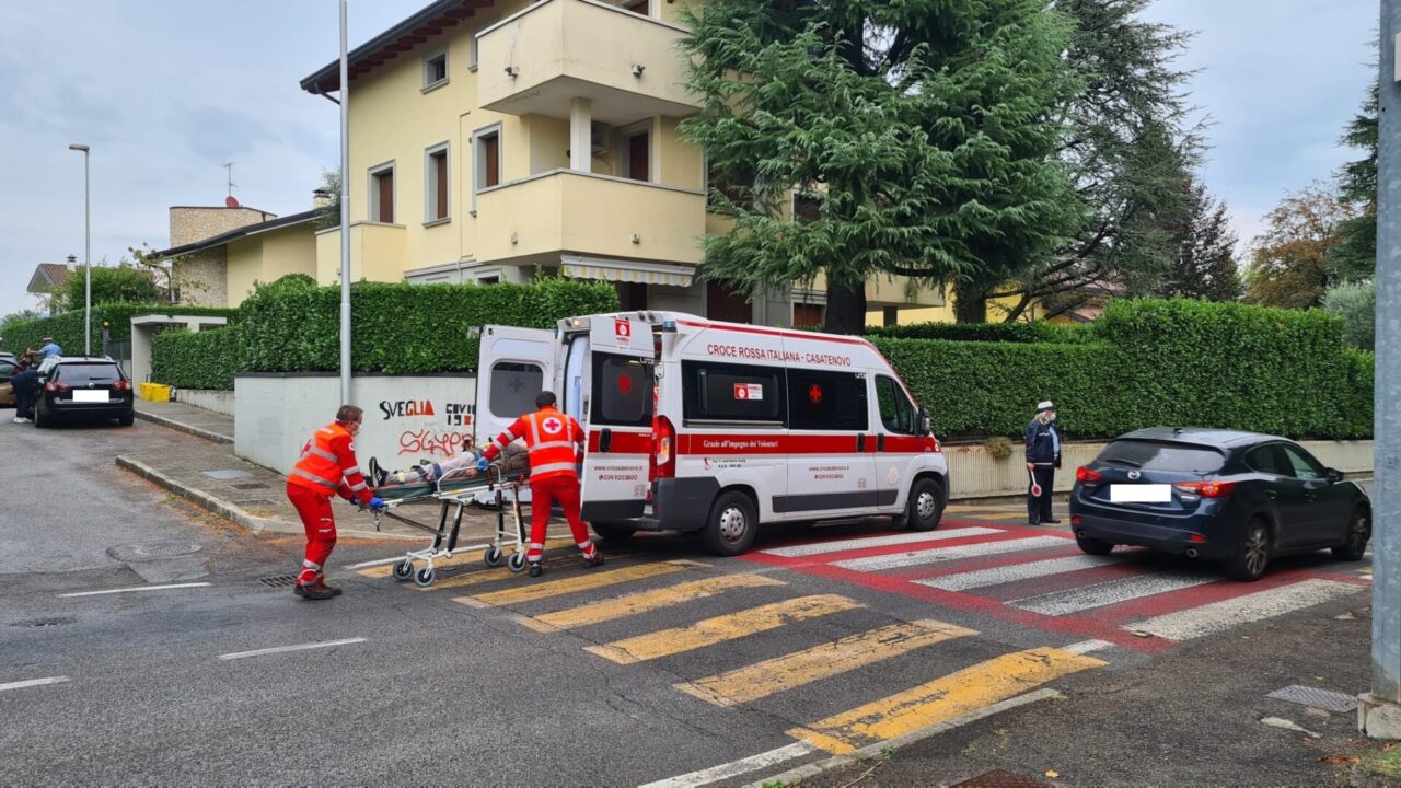 Pensionato investito mentre attraversa la strada