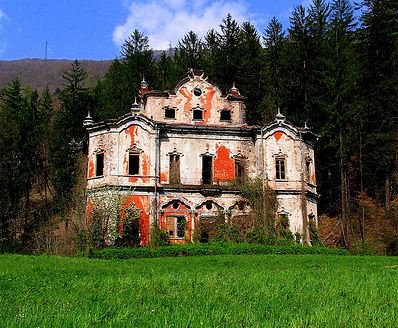 13 case infestate dove nessuno passerebbe mai la notte: una è nel Lecchese