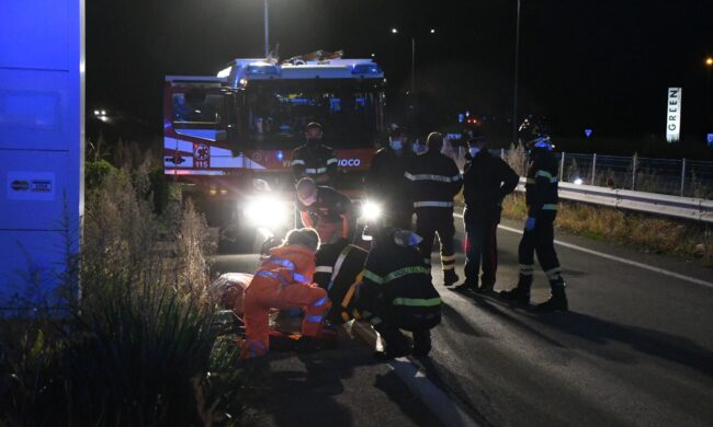 Diciottenne in stato confusionale trovata a terra sulla Statale 36