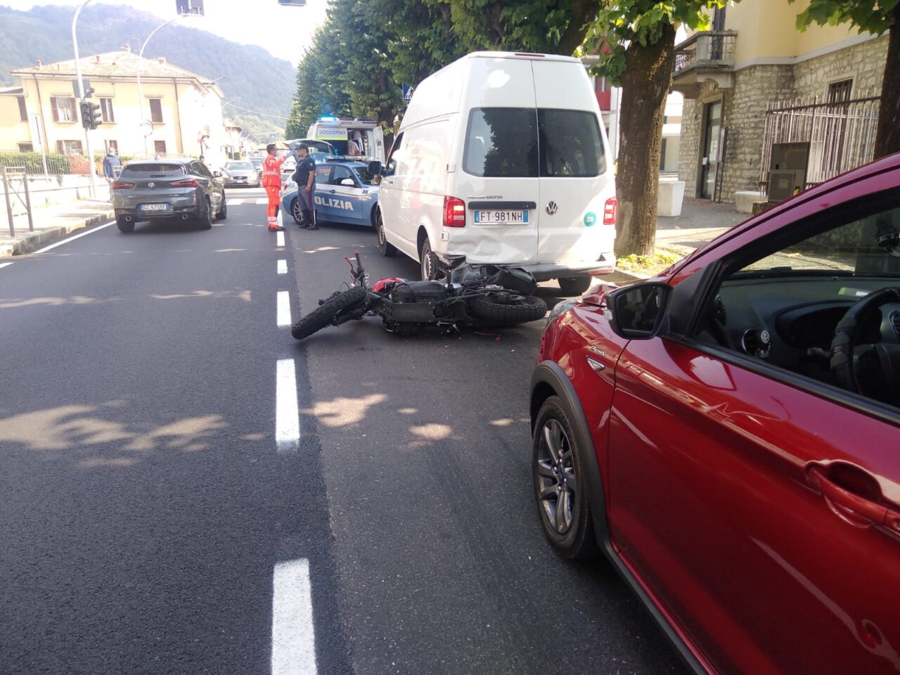 Schianto in moto, centauro trasportato in ospedale