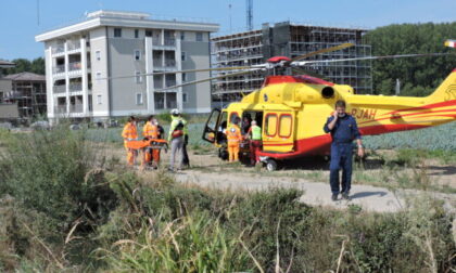 Il figlio cade dall'impalcatura, il padre si lancia per salvarlo