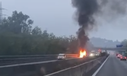 Auto in fiamme, Statale 36 chiusa in direzione Lecco