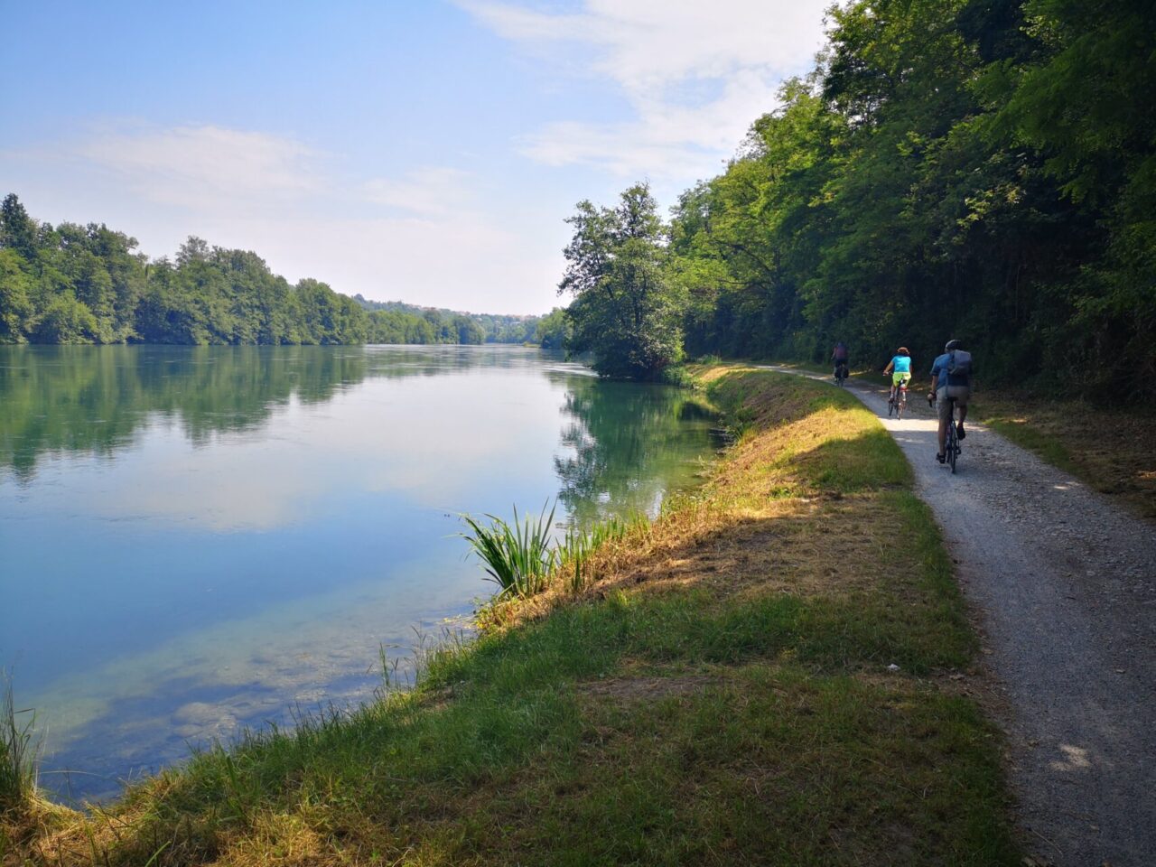 Pedaladda: tutti in sella lungo l’alzaia che costeggia il fiume