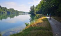 Pedaladda: tutti in sella lungo l'alzaia che costeggia il fiume