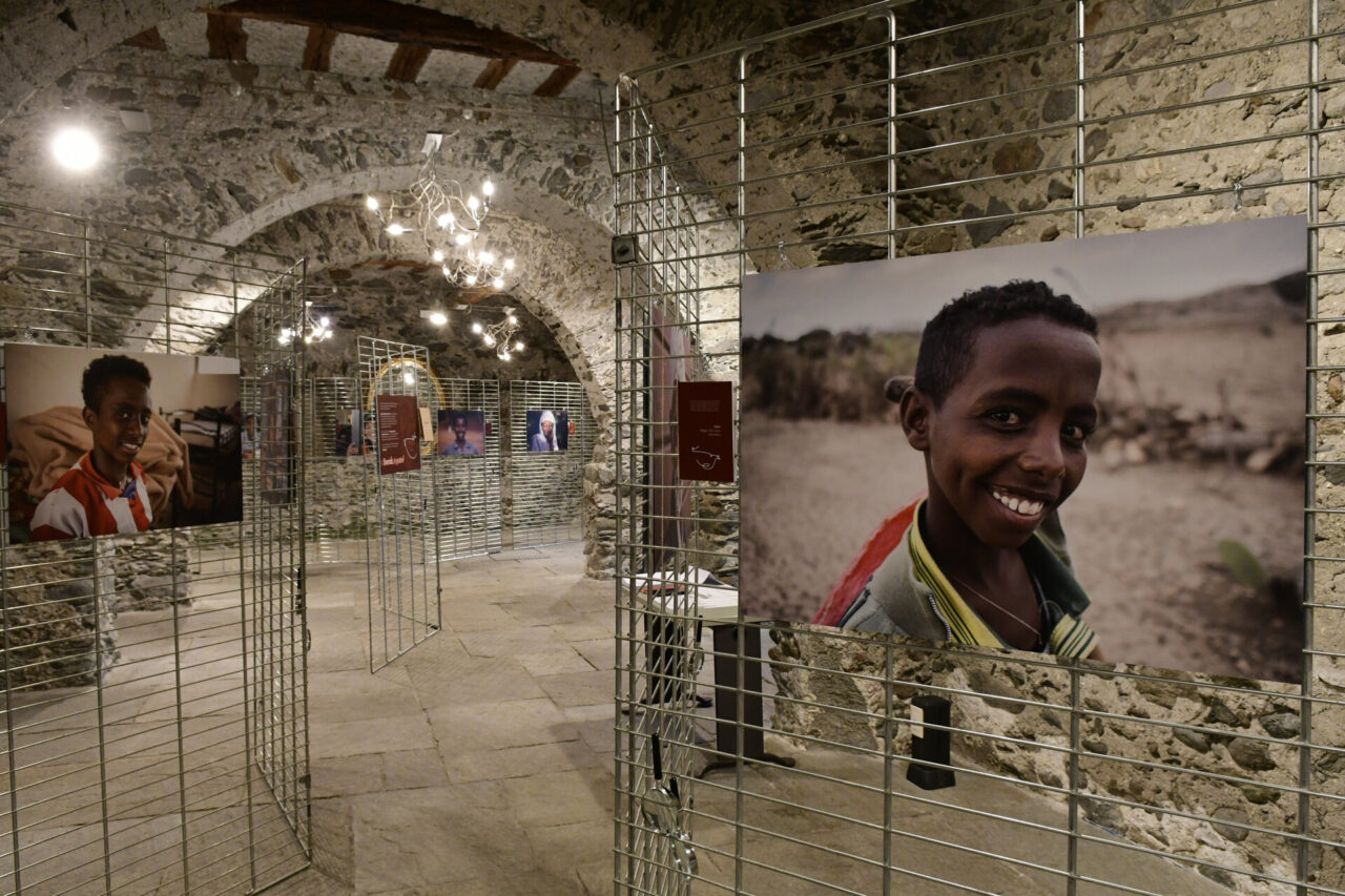 “Sorridi, è gratis!”: la mostra che celebra il sorriso arriva a Barzanò