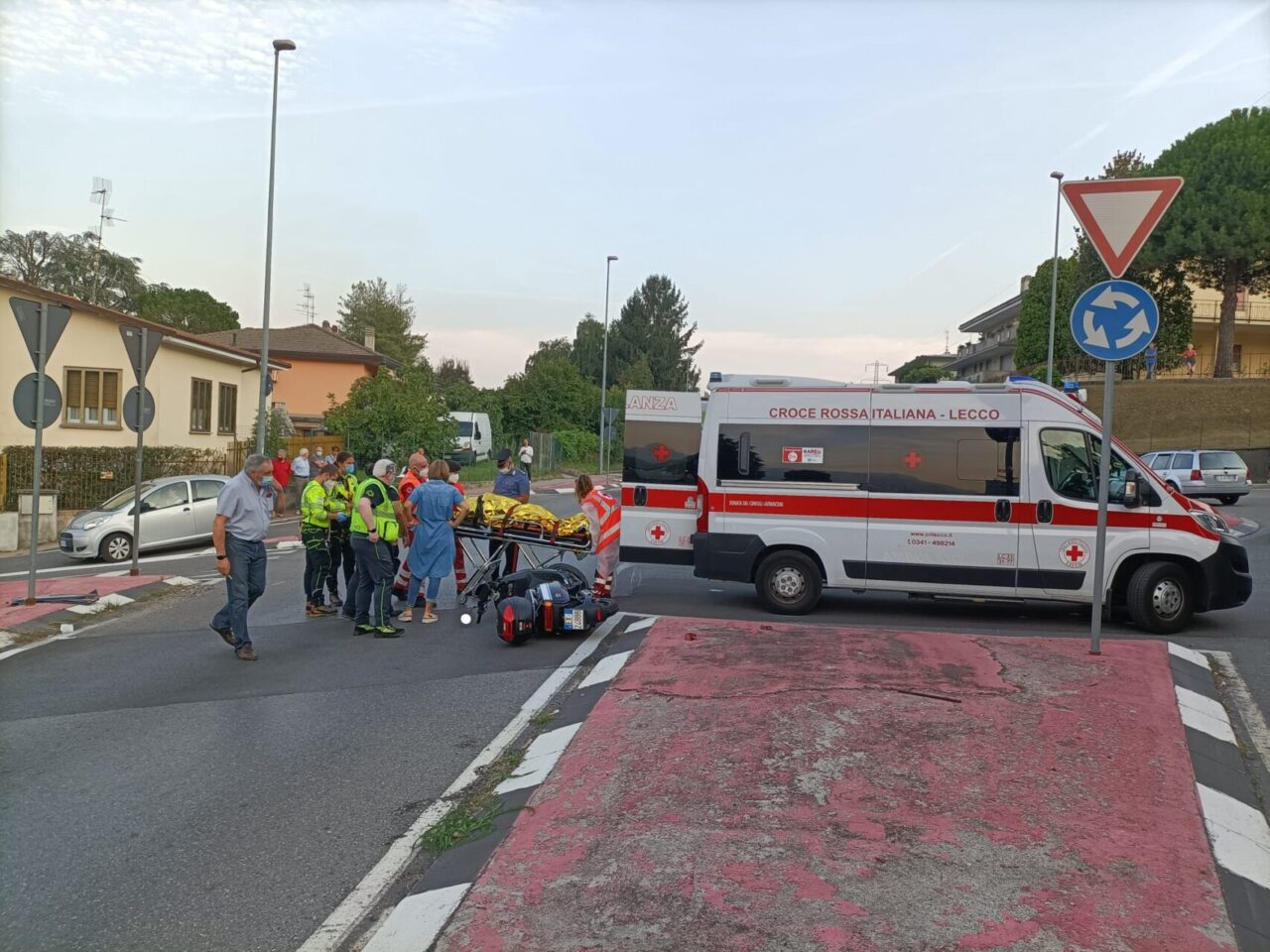 Schianto auto moto: 20enne in gravi condizioni.  Lunghe code sulla provinciale