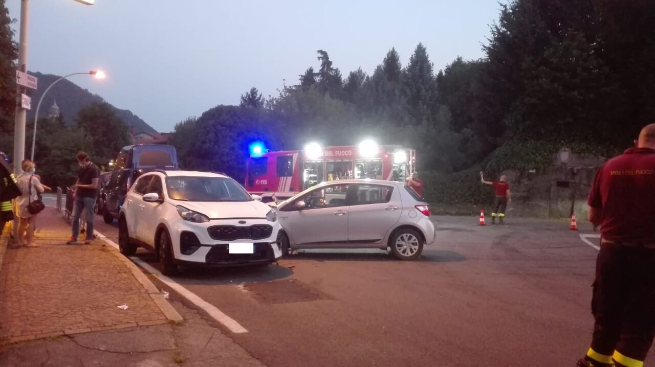 Schianto tra due auto davanti alla caserma dei Carabinieri