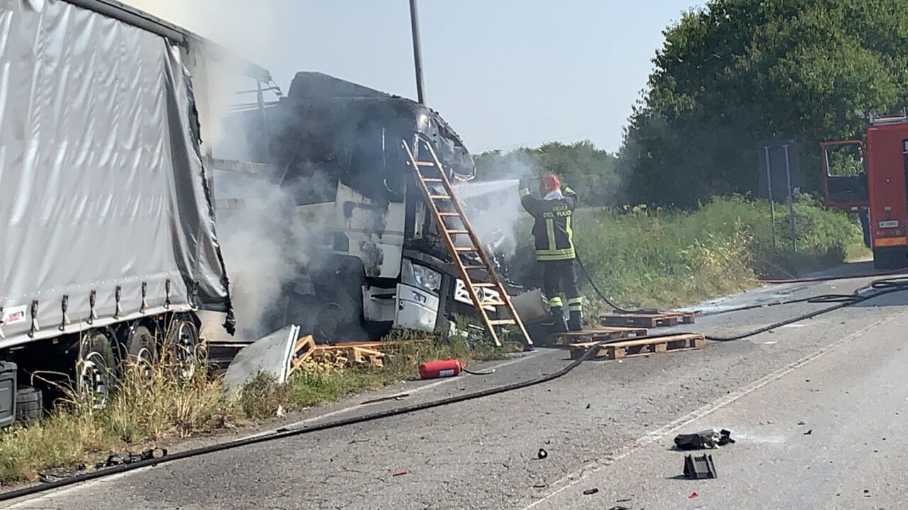 Camion a fuoco dopo lo schianto contro un’auto. Morto il camionista