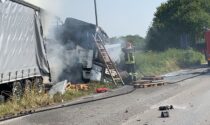 Camion a fuoco dopo lo schianto contro un'auto. Morto il camionista