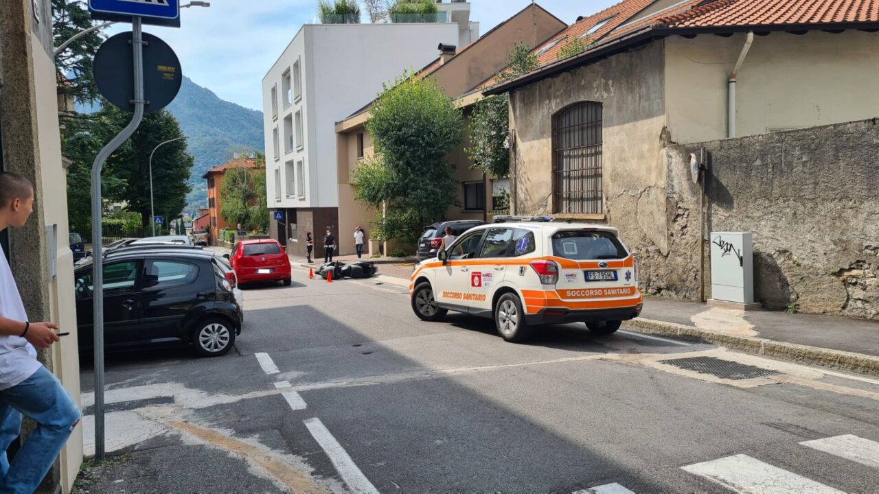 Schianto a Lecco in via Col di Lana: motociclista in condizioni serie