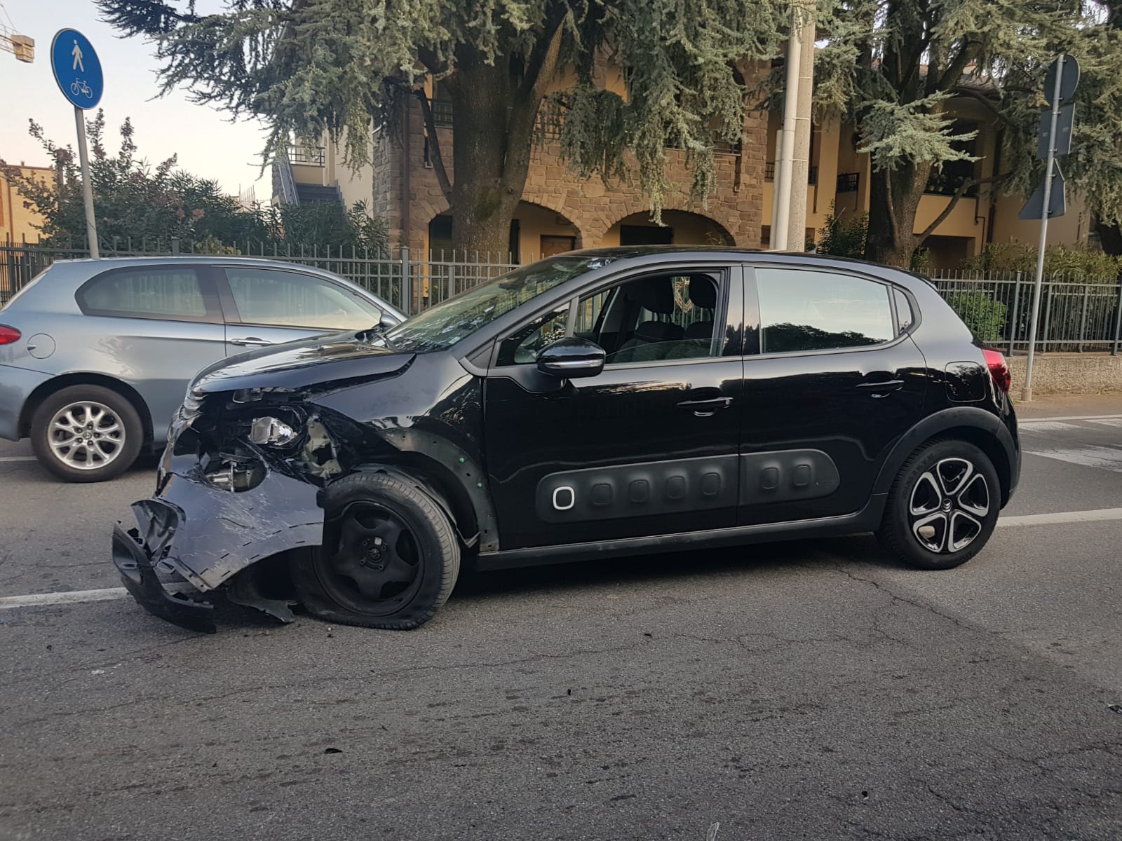 Scontro tra due auto a Brugarolo, giovane in ospedale