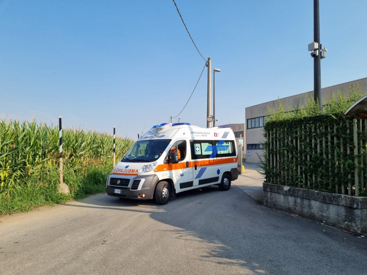 Cade dal tir, camionista ferito