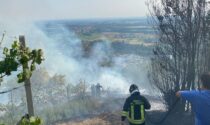 Vasto incendio sulla collina di Montevecchia