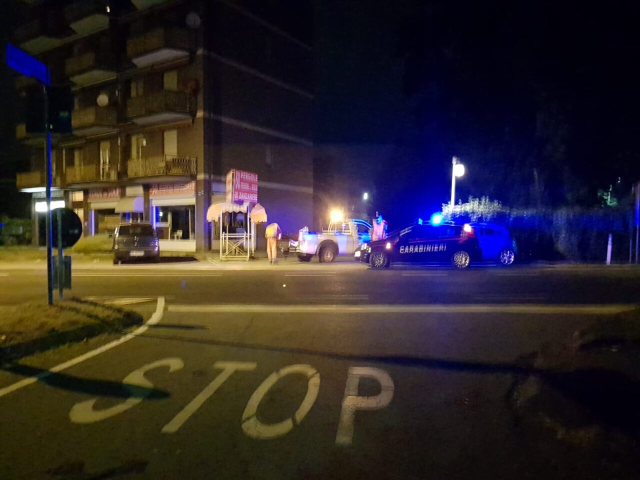 Macchia d’olio di diversi metri in strada, operatori provinciali in azione