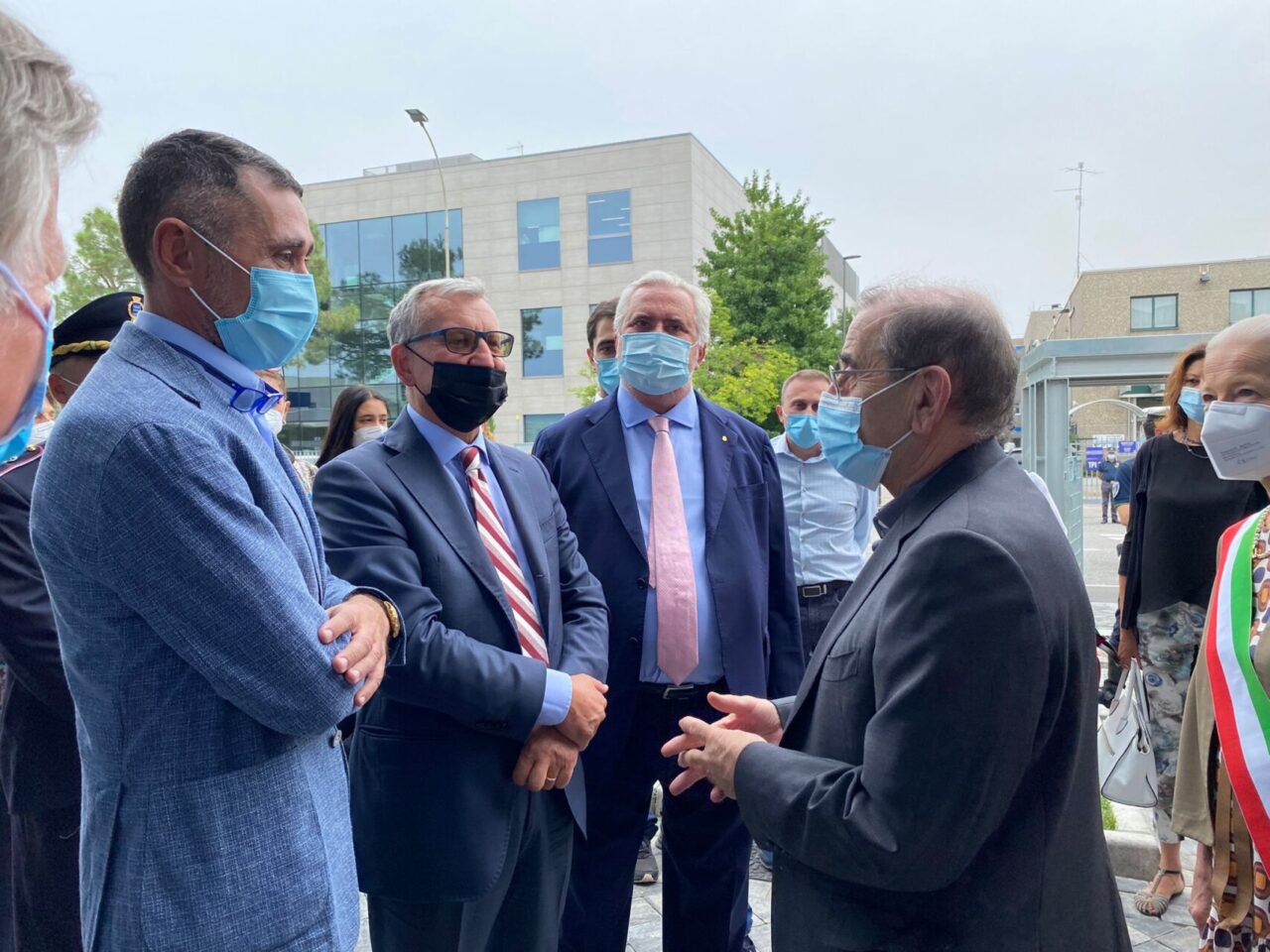 L'arcivescovo Delpini in visita al centro vaccinale Technoprobe