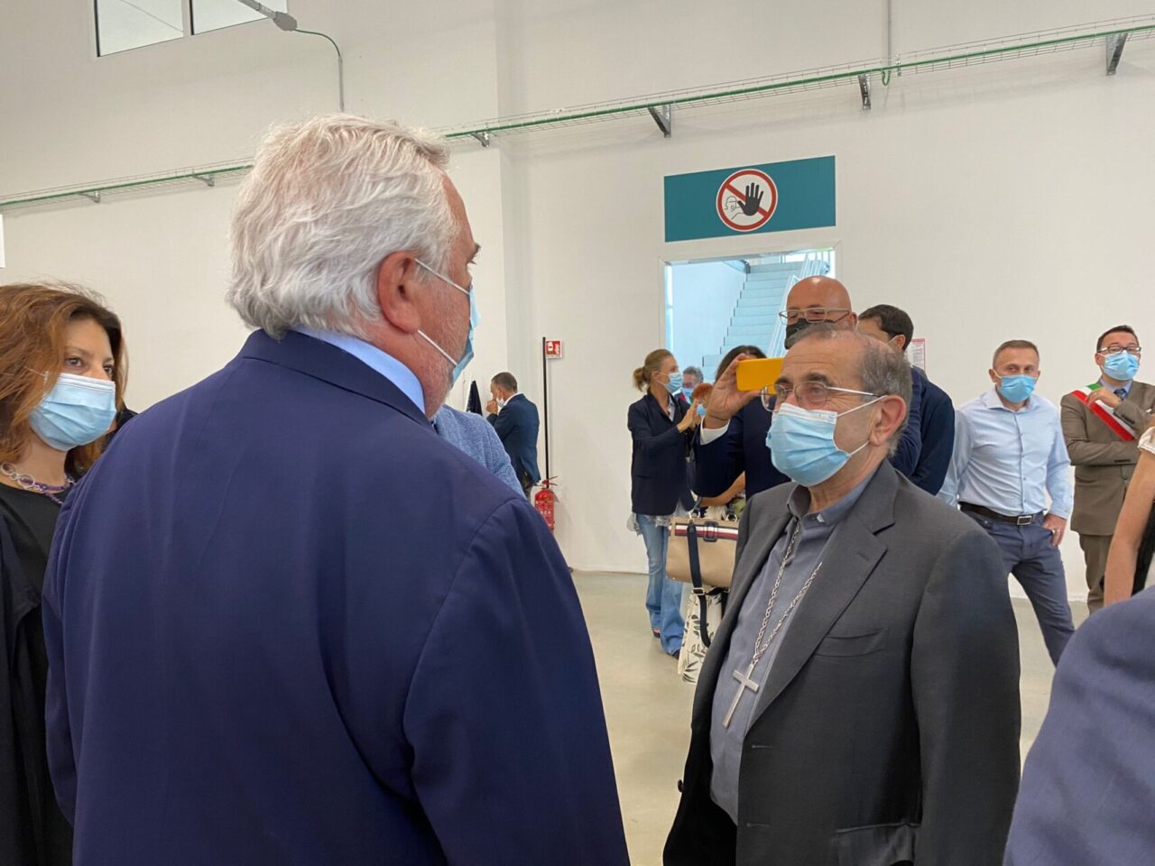 L'arcivescovo Delpini in visita al centro vaccinale Technoprobe