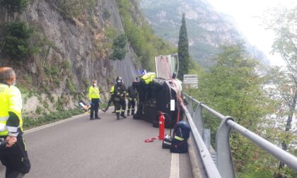 Auto ribaltata: ferita la mamma, figlio incastrato liberato dai pompieri