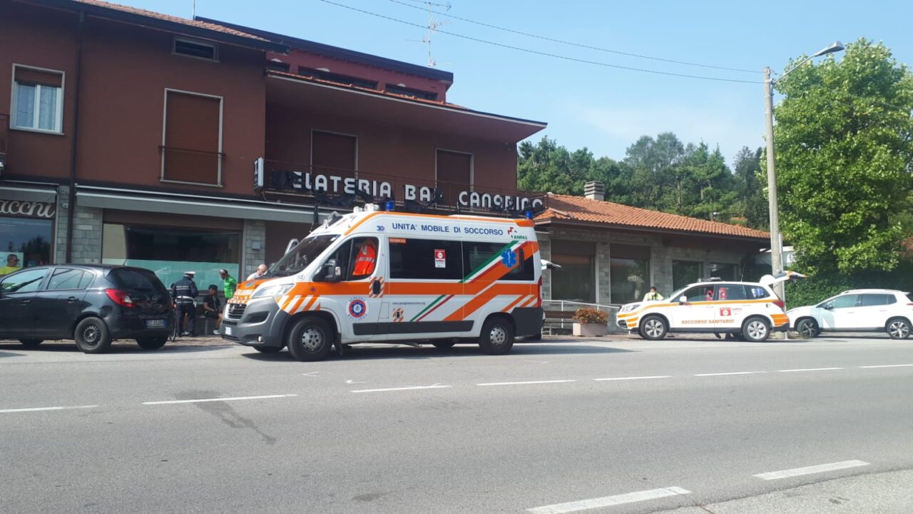 Ciclista travolta da un’auto in manovra