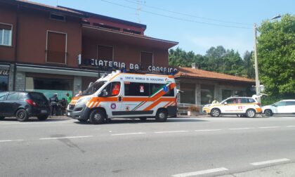 Ciclista travolta da un'auto in manovra