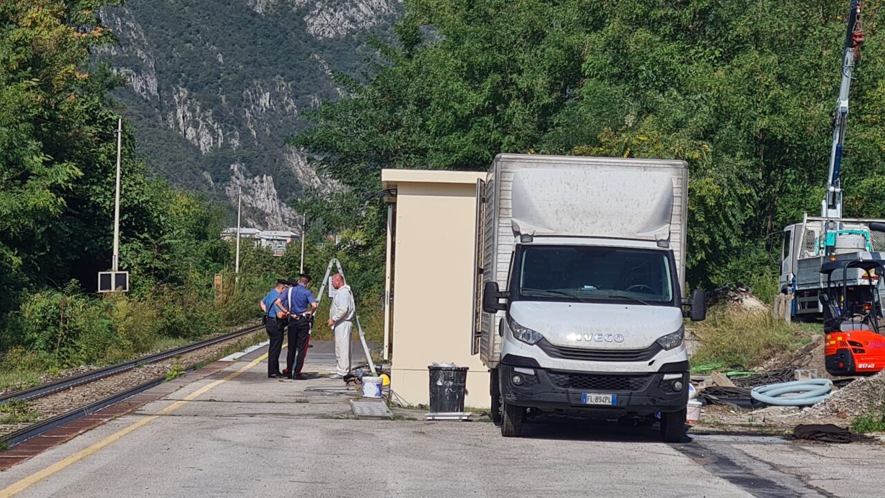 Ennesimo incidente sul lavoro: operaio cade da una scala in stazione vicino ai binari