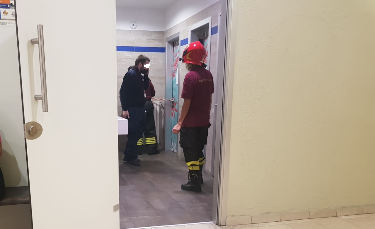 Bloccato nel bagno del centro commerciale, “liberato” dai pompieri