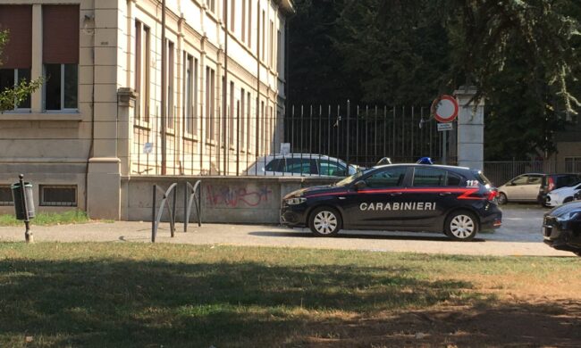 Maestre “no vax” lasciate fuori da scuola: intervengono i Carabinieri