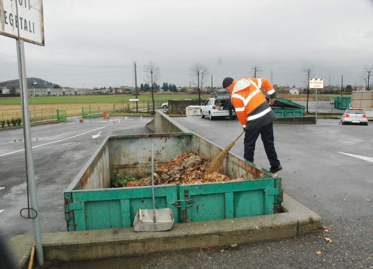 Furti in discarica, denunciati in otto. Cinque sono dipendenti