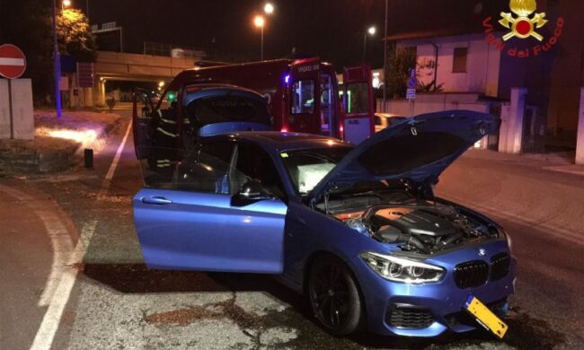 Si schianta con l’auto, scende e se ne va