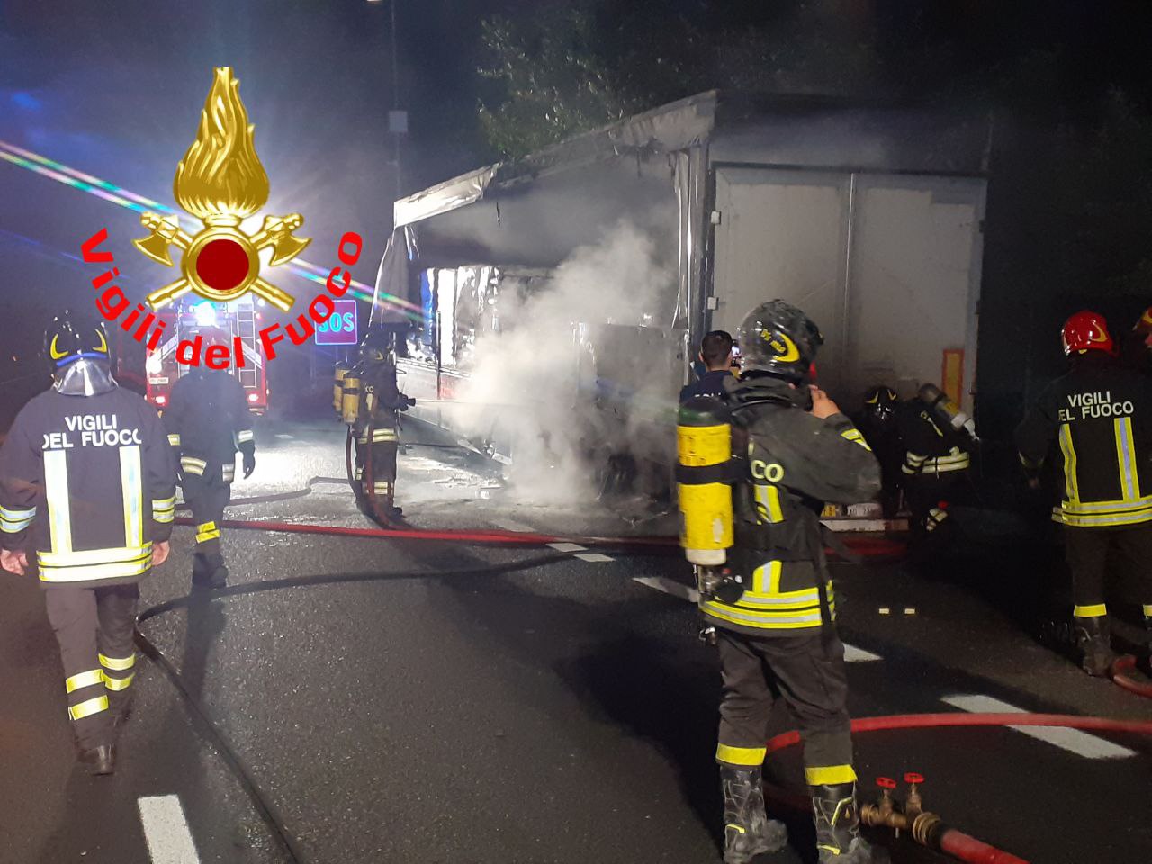 Camion a fuoco sulla Statale 36