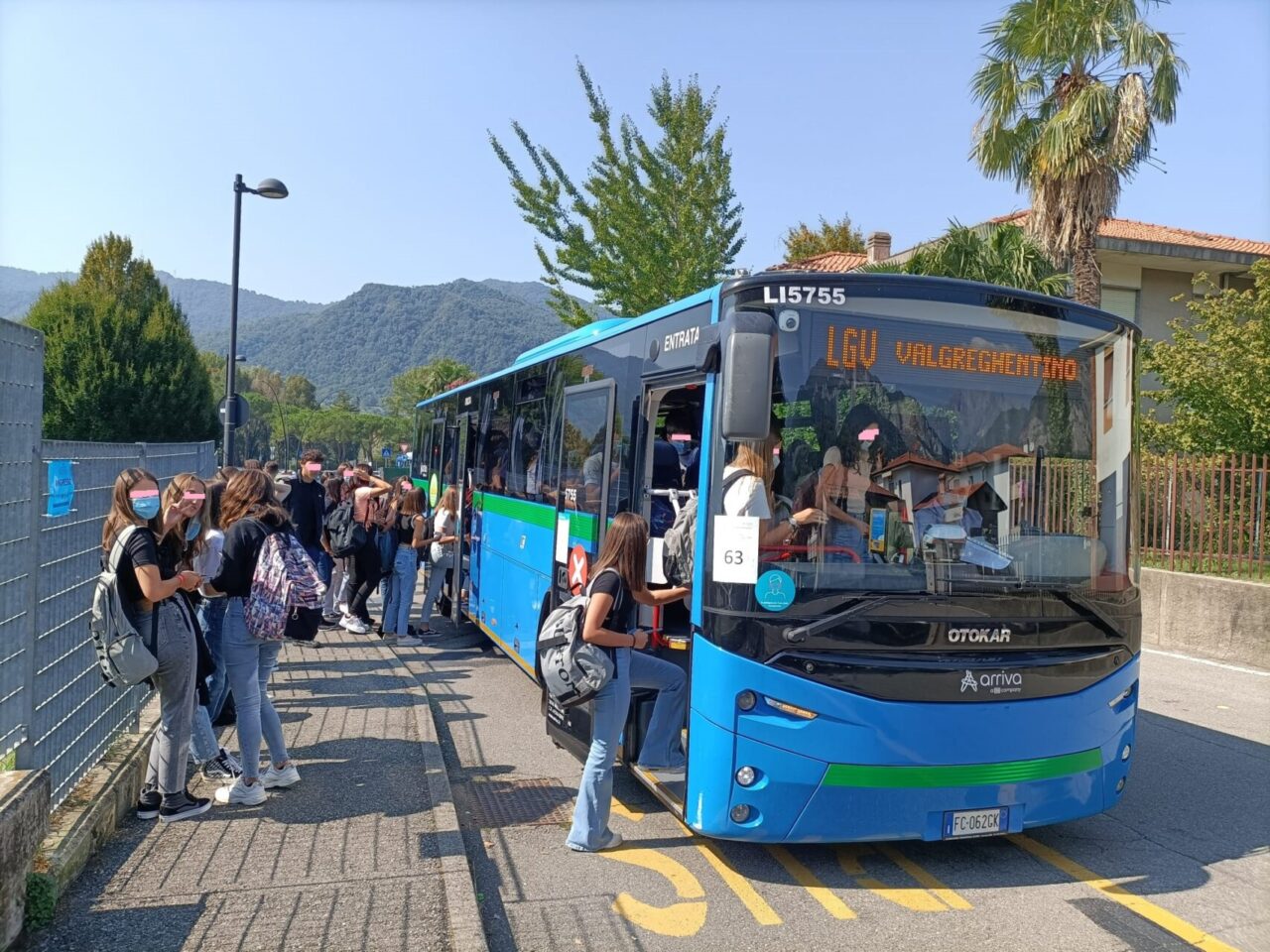 Primo giorno di scuola tra intervallo in classe e distanziamento: le videointerviste