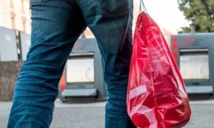 Nuova distribuzione di sacchi rossi