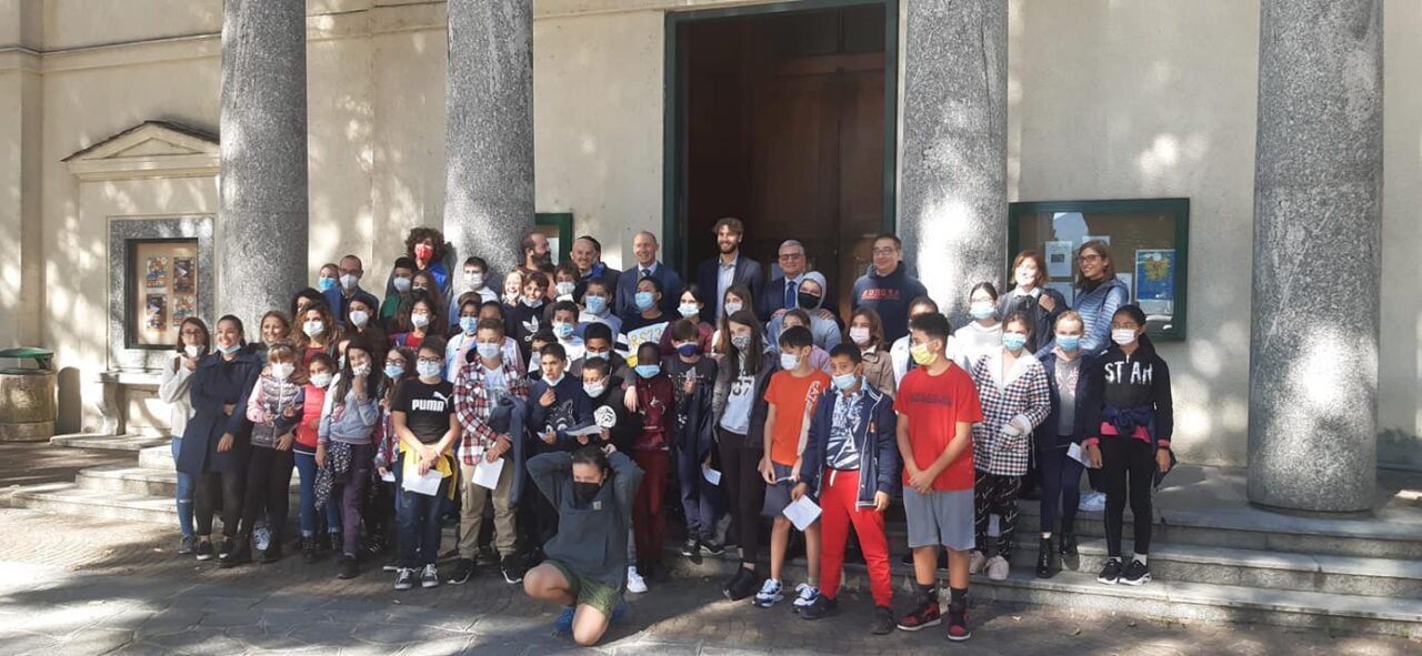 Manuel Locatelli abbracciato e premiato a Lecco