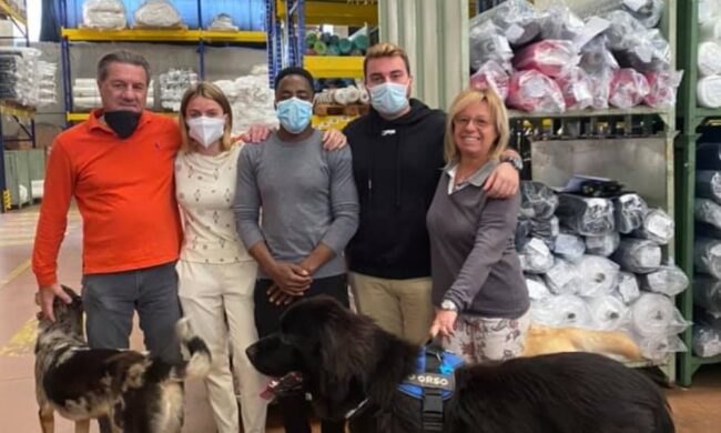 L’aereo caduto gli distrugge l’auto, l’azienda in cui lavora gliene regala un’altra