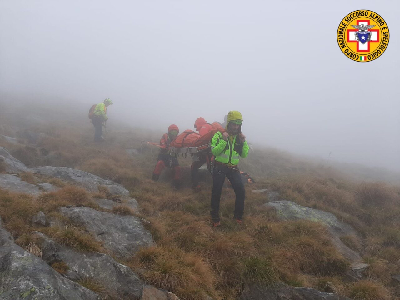 Cacciatore ferito e bloccato a 2000 metri: intervento di oltre 7 ore del Soccorso Alpino per salvarlo