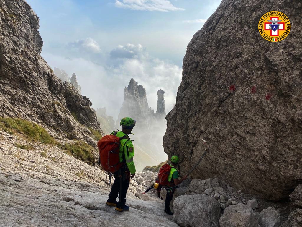 Travolto da una scarica di sassi in Grignetta: il casco si rompe ma gli salva la vita