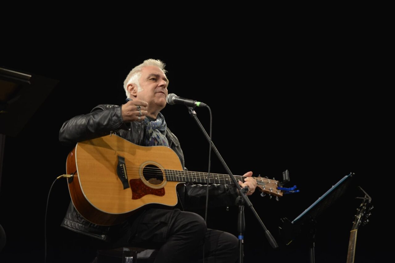 Applausi a scena aperta a Lecco per Davide Van de Sfroos