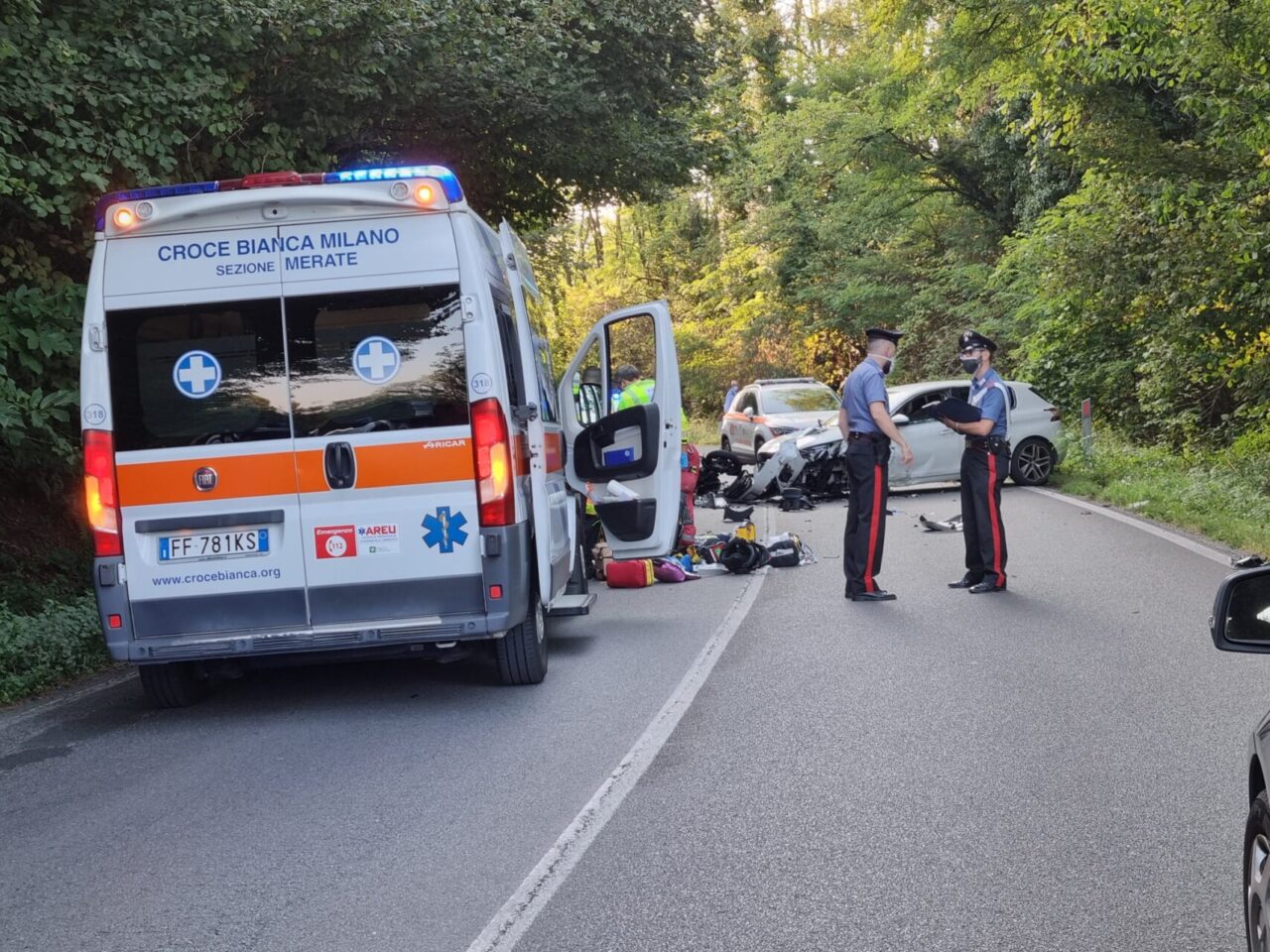Perde il controllo della moto e si schianta contro un’auto: grave 44enne