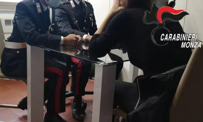 Getta benzina addosso alla moglie e tenta di darle fuoco