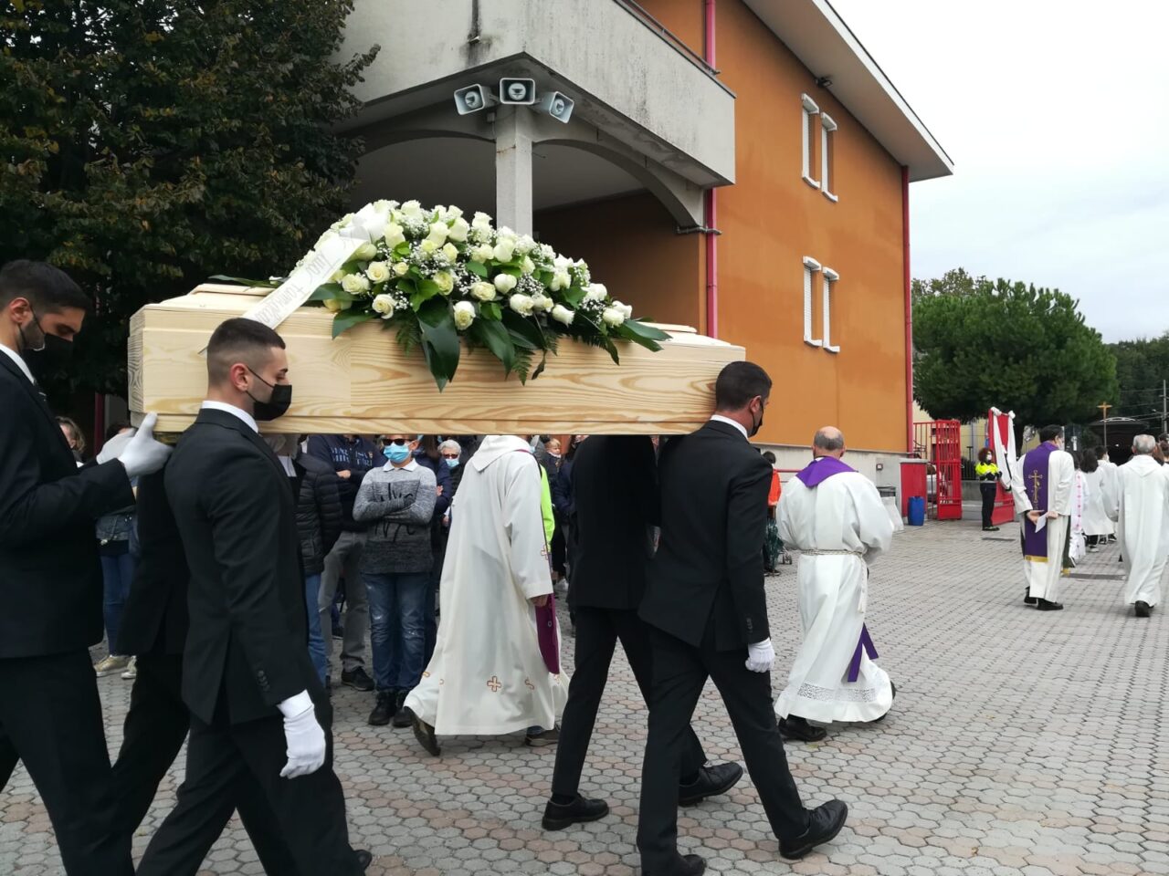 Don Costantino Prina: tantissimi fedeli al funerale