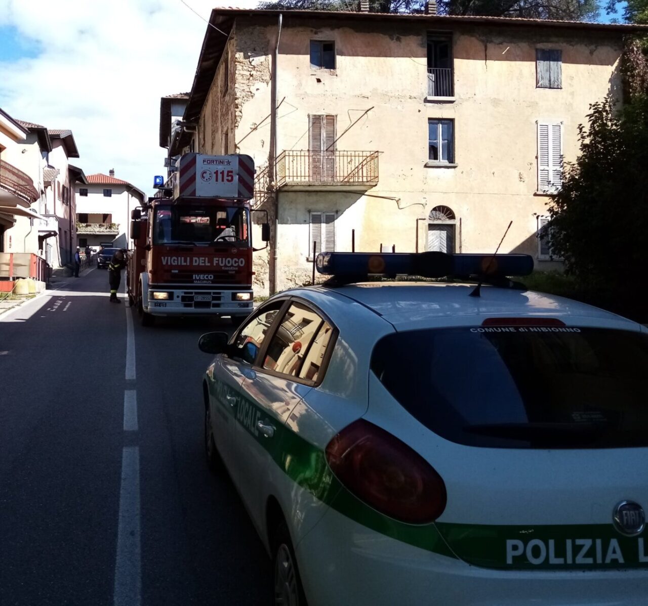 Cadono tegole dal tetto, momenti di paura in strada