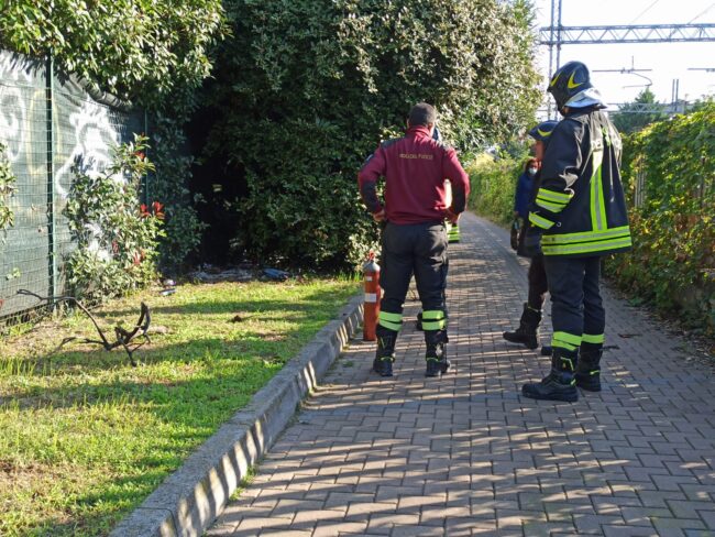 Fiamme lungo la linea ferroviaria Lecco-Milano: intervento dei Vigili del fuoco