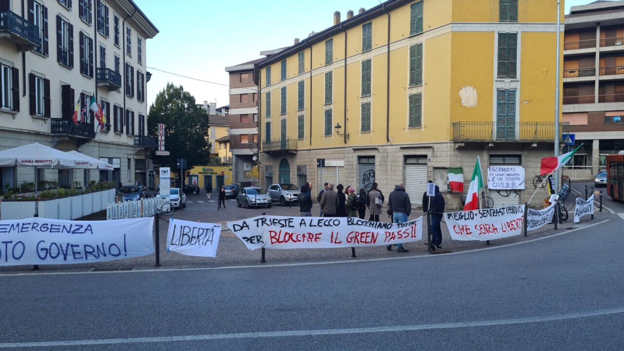 Scatta l’obbligo del Green pass sul lavoro e a Lecco partono le proteste: presidio davanti al Comune