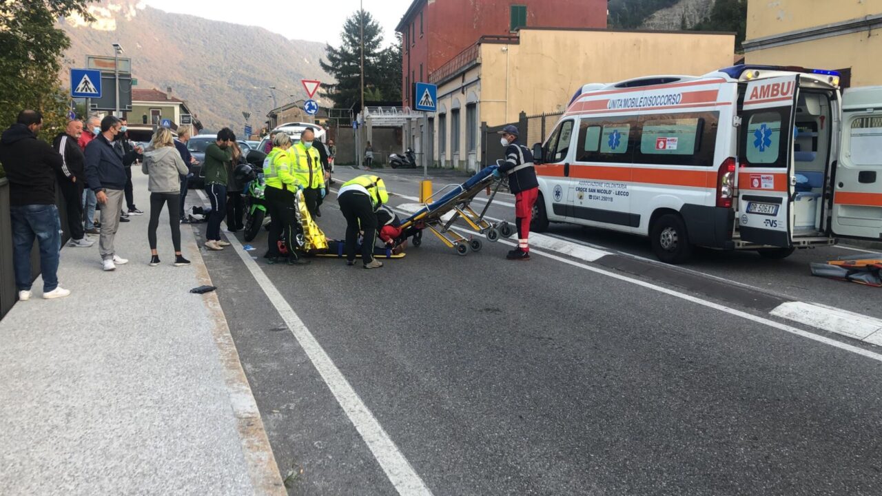 Donna investita sulle strisce pedonali, paura e traffico nel caos. Travolto anche il cagnolino che è morto sul colpo