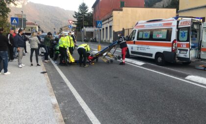 Donna investita sulle strisce pedonali, paura e traffico nel caos. Travolto anche il cagnolino che è morto sul colpo