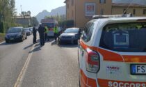 Sbanda, invade la corsia opposta e finisce nel fosso: paura sulla Provinciale