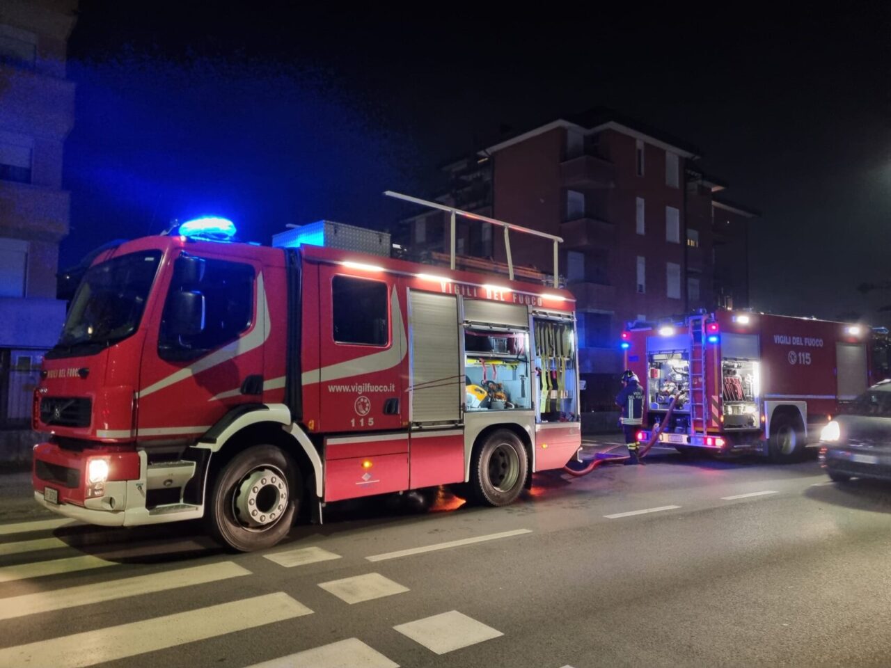 Auto a fuoco in un garage