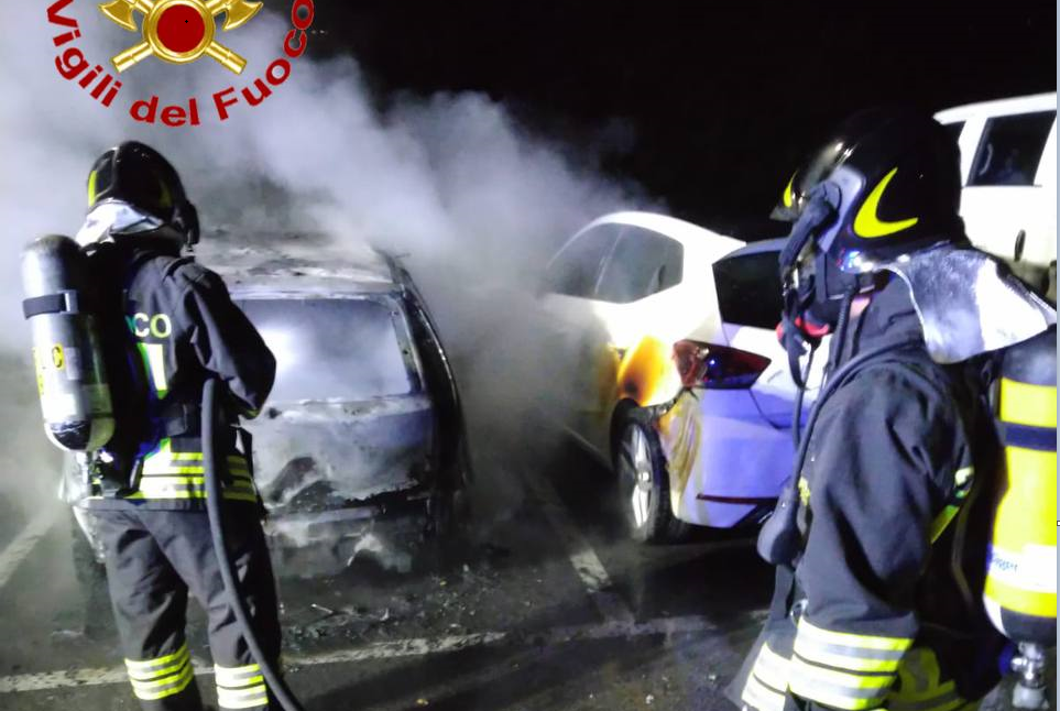 Due auto a fuoco nel cuore della notte