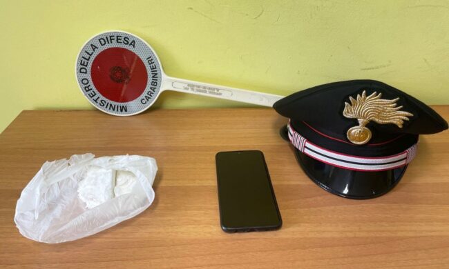 Fugge in moto con la cocaina, cade e si nasconde nel granturco: arrestato un 20enne