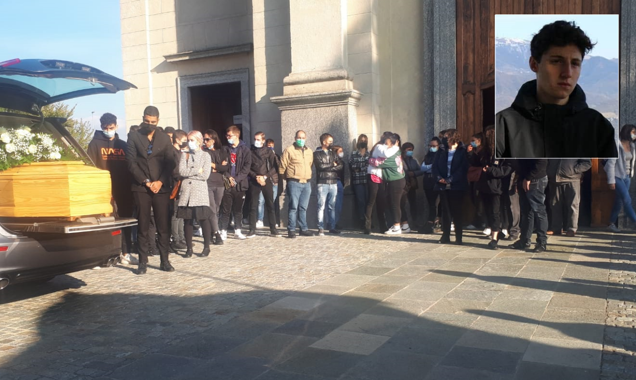 Lacrime e il rombo dei motori per l’addio al 18enne Matteo Piazza