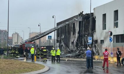 Milano: aereo ultraleggero si schianta contro un palazzo. Morti tutti i passeggeri e il pilota – LE IMMAGINI DEI SOCCORSI